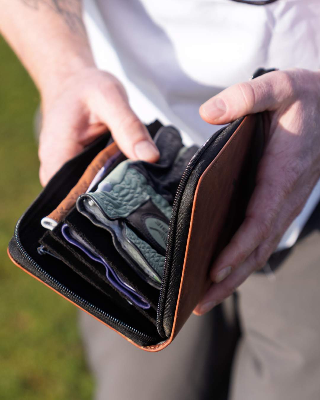 GLOVE CADDY | brown |